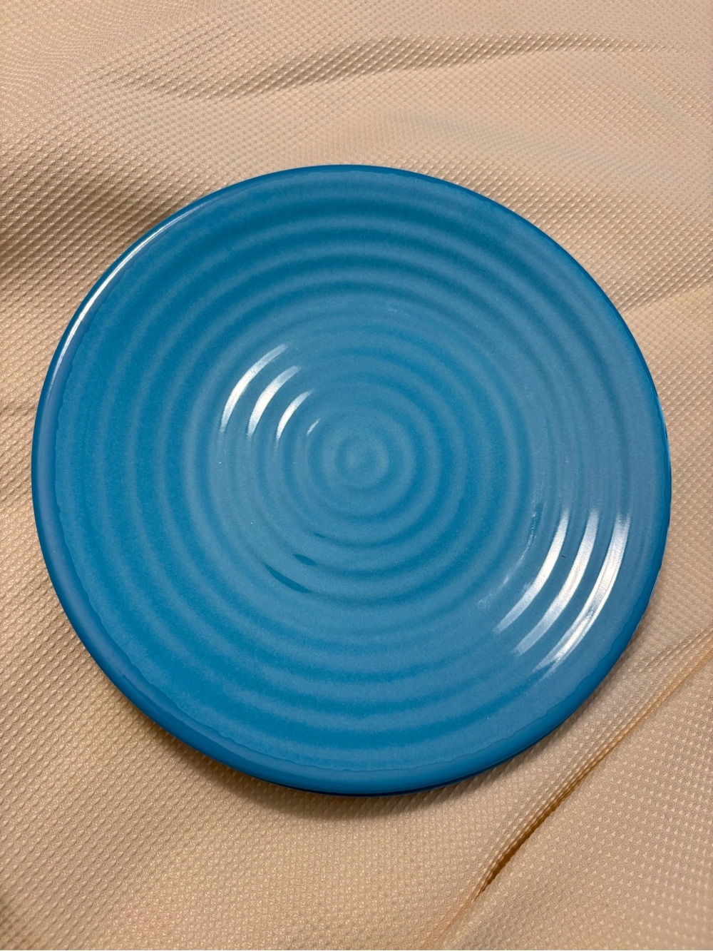 Set of 4. Trina Turk Blue melamine Dinner Plate with Concentric Ring Texture